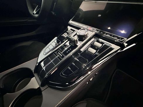 Used 2025 Aston Martin V8 Vantage Coupe image 23