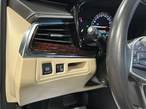 Used 2017 Cadillac XT5 Luxury w/ Driver Awareness Package AWD/4WD image 29