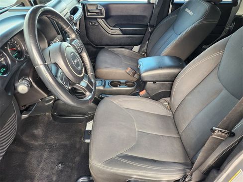 Used 2016 Jeep Wrangler Unlimited Sahara image 13
