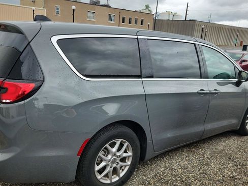 Used 2025 Chrysler Pacifica Select FWD image 4