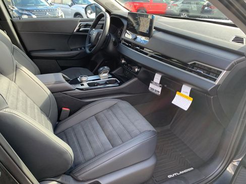 New 2025 Mitsubishi Outlander SE image 22