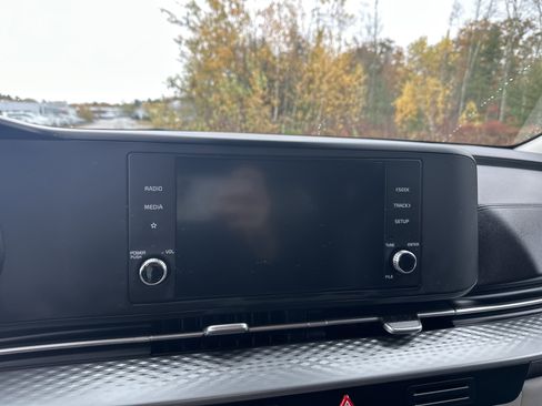 Used 2023 Kia Carnival LX image 26