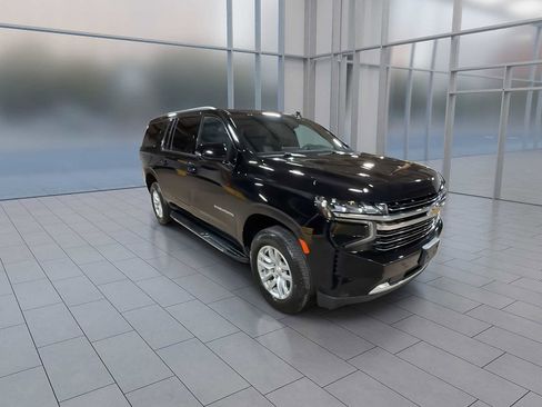 Used 2023 Chevrolet Suburban LT w/ Luxury Package image 2