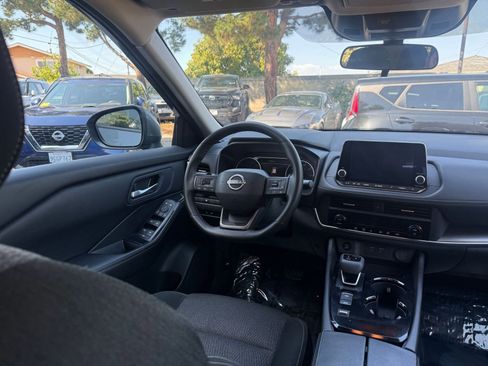 Used 2025 Nissan Rogue SV FWD image 31