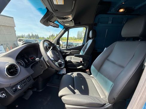 Used 2025 Mercedes-Benz Sprinter 2500 image 6