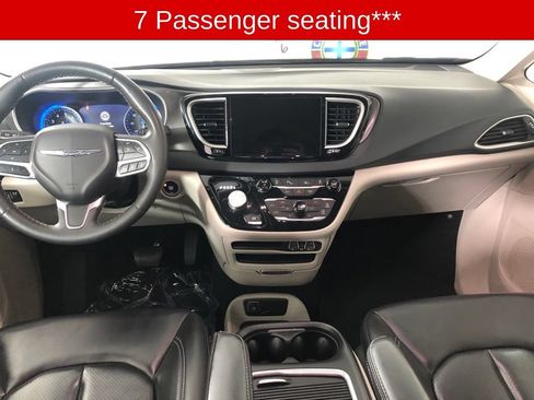 Used 2023 Chrysler Pacifica Touring-L FWD image 6