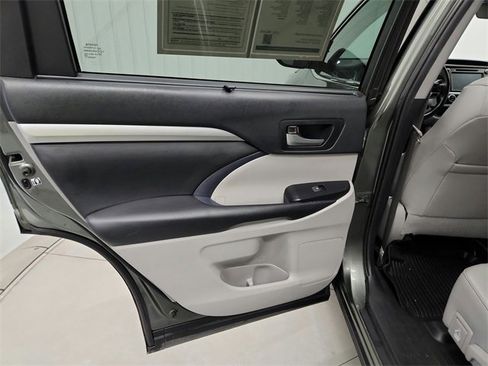 Used 2019 Toyota Highlander XLE image 35