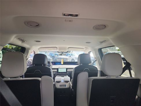New 2026 Lincoln Navigator Premiere AWD/4WD image 19