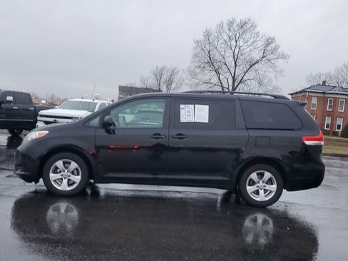 Used 2011 Toyota Sienna LE image 4