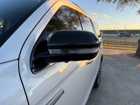 Used 2019 Lincoln Navigator Reserve image 11