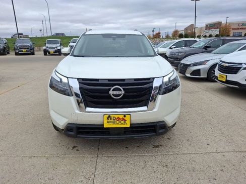 Used 2024 Nissan Pathfinder SV image 2