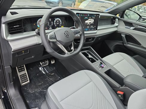 New 2026 Volkswagen Tiguan SE R-Line image 16