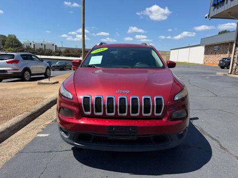 Used 2016 Jeep Cherokee Latitude FWD image 2