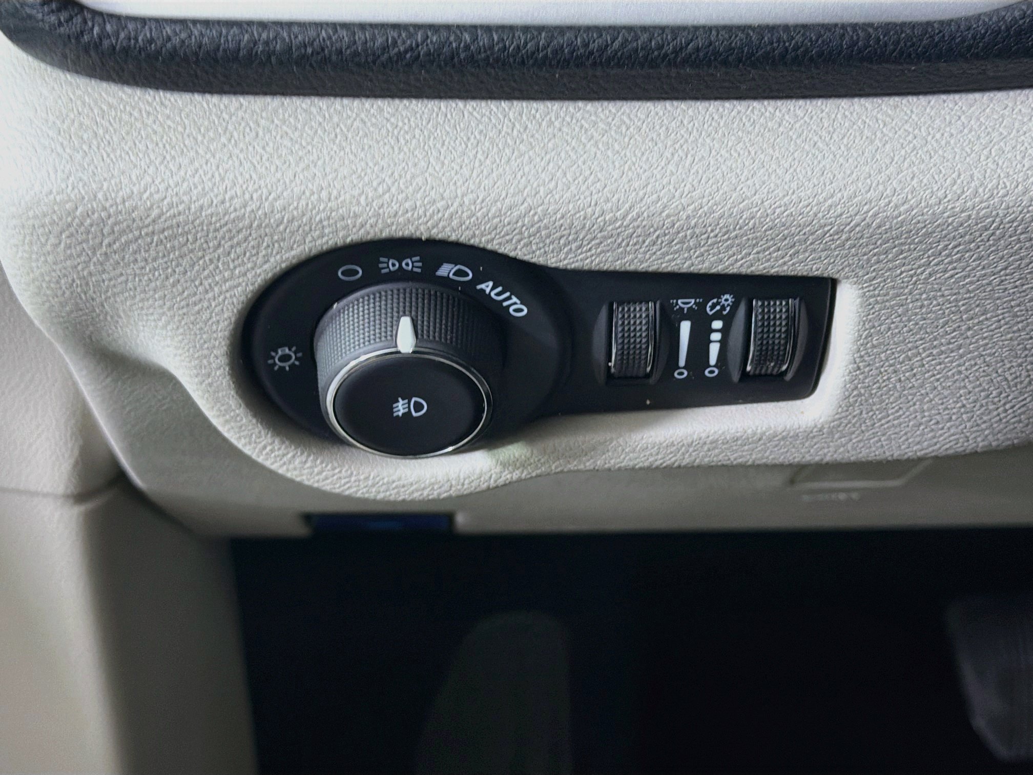 Used 2023 Chrysler Pacifica Touring-L FWD image 16