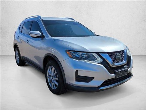 Used 2018 Nissan Rogue SV image 3