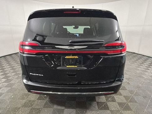 Used 2024 Chrysler Pacifica Touring-L FWD image 3