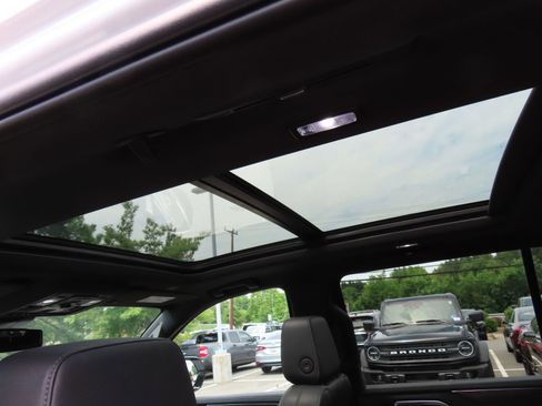 Used 2023 Chevrolet Suburban LT w/ Luxury Package AWD/4WD image 27