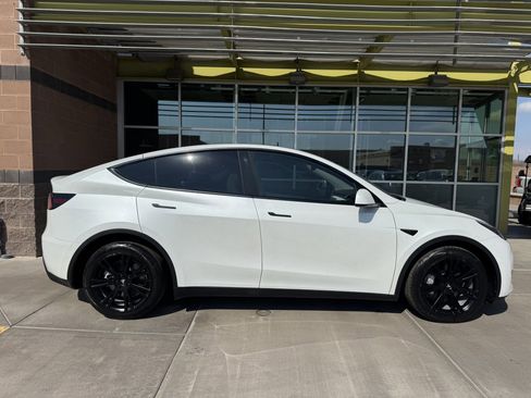 Used 2022 Tesla Model Y Long Range image 9