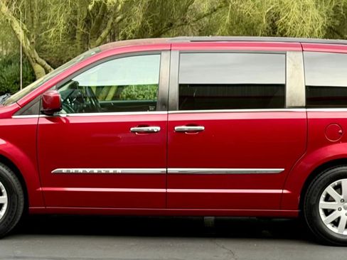 Used 2014 Chrysler Town & Country Touring w/ Trailer Tow Group image 4