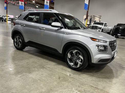 Used 2025 Hyundai Venue SEL FWD image 7