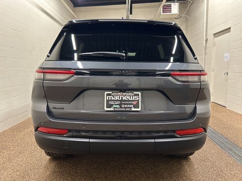 Used 2023 Jeep Grand Cherokee Altitude image 3