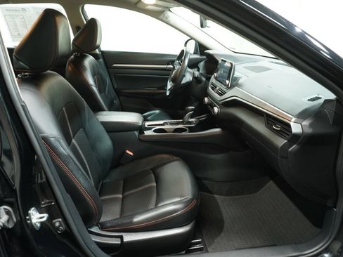 Used 2024 Nissan Altima 2.5 SR FWD image 11