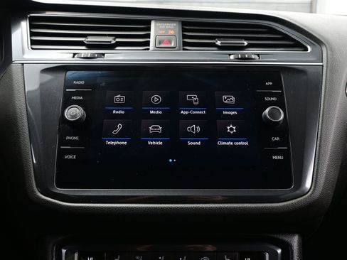 Used 2020 Volkswagen Tiguan SE image 18