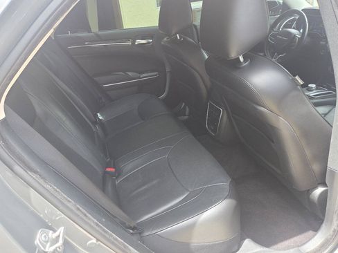 Used 2019 Chrysler 300 Limited RWD image 18