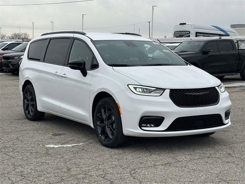 New 2026 Chrysler Pacifica Select image 1