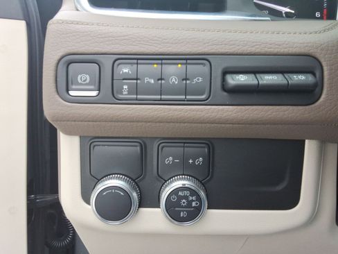 Used 2021 GMC Yukon Denali w/ Denali Premium Package image 20