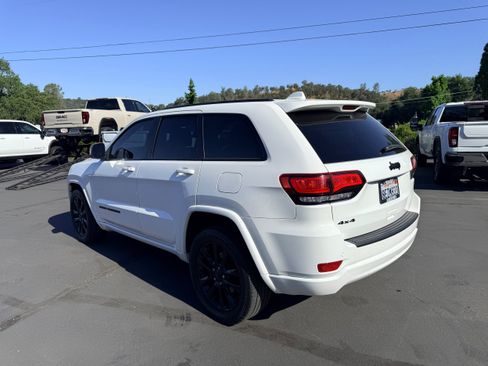 Used 2018 Jeep Grand Cherokee Altitude AWD/4WD image 8