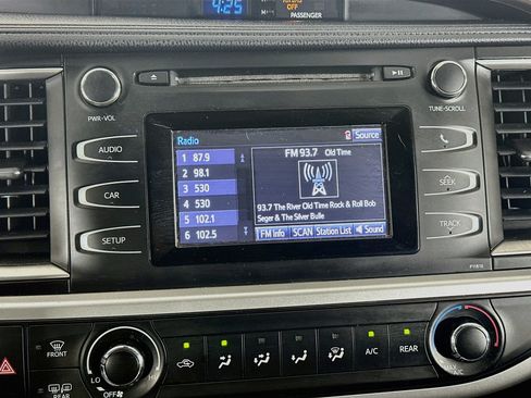 Used 2019 Toyota Highlander LE FWD image 19