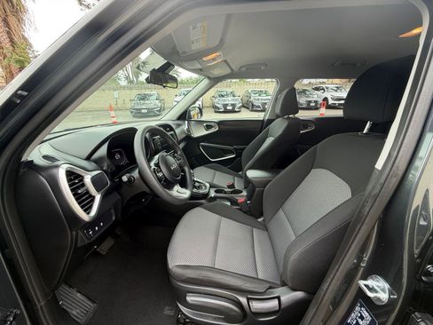 Used 2025 Kia Soul LX w/ LX Technology Package FWD image 24