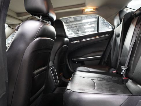 Used 2017 Chrysler 300 C RWD image 14