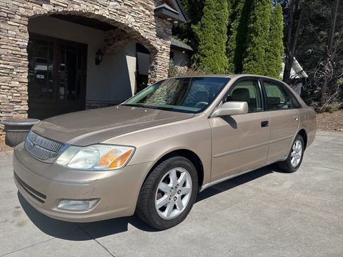 Used 2001 Toyota Avalon XLS image 2
