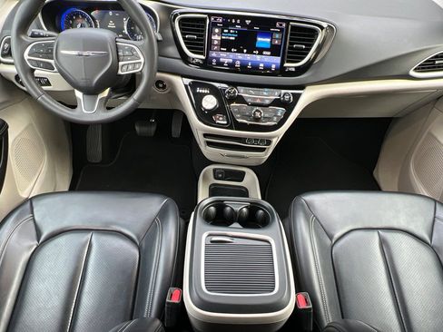 Used 2023 Chrysler Pacifica Touring-L image 17