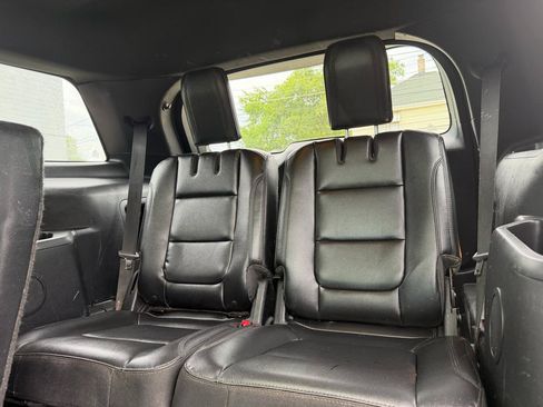 Used 2016 Ford Explorer XLT w/ Equipment Group 202A AWD/4WD image 9