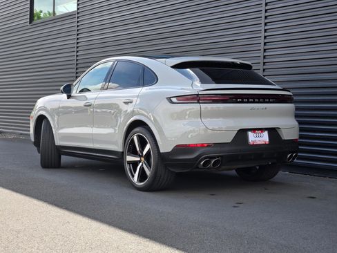 Used 2024 Porsche Cayenne S AWD/4WD image 3