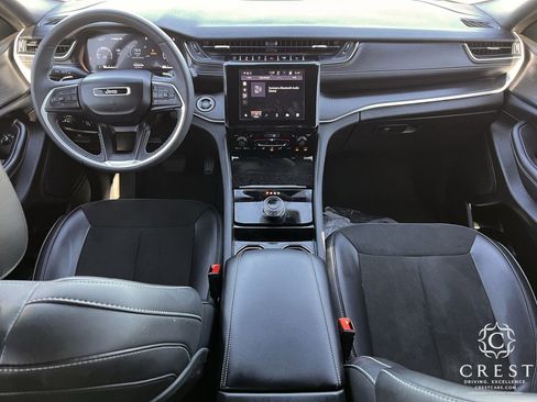 Used 2023 Jeep Grand Cherokee Altitude image 12