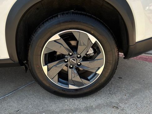 Used 2025 Nissan Rogue SV FWD image 9