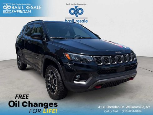 Used 2025 Jeep Compass Trailhawk AWD/4WD image 1
