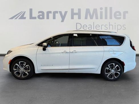 New 2026 Chrysler Pacifica Pinnacle AWD/4WD image 2