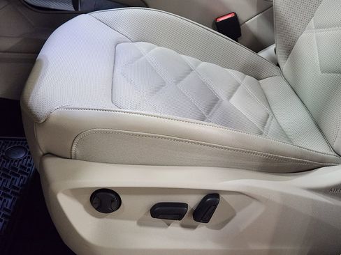 Used 2024 Volkswagen Atlas SE w/ Panoramic Sunroof Package image 44