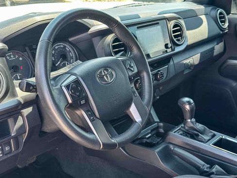 Used 2018 Toyota Tacoma TRD Off-Road RWD image 12