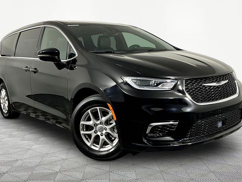 Used 2025 Chrysler Pacifica Select FWD image 3