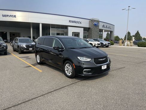 Used 2023 Chrysler Pacifica Touring-L FWD image 11