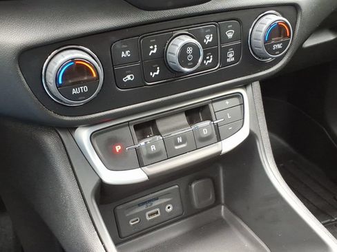 Used 2023 GMC Terrain SLT AWD/4WD image 17