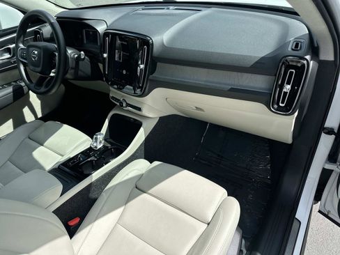 Certified 2025 Volvo XC40 B5 Ultra w/ Climate Package image 26