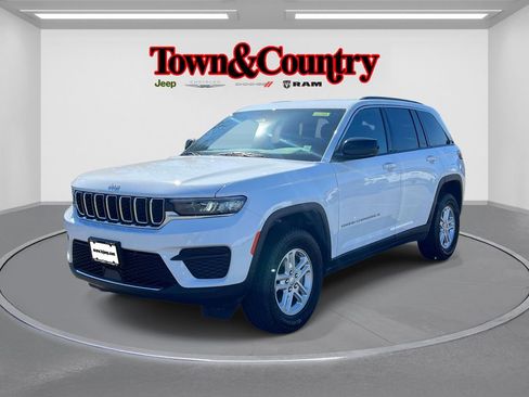 Certified 2025 Jeep Grand Cherokee Laredo image 3