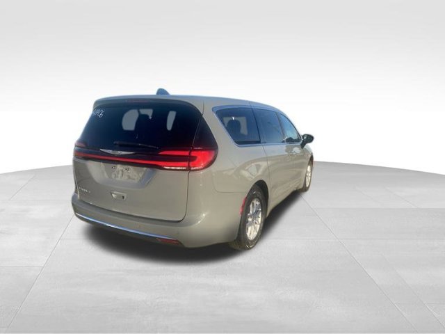 Used 2025 Chrysler Pacifica Select FWD image 4